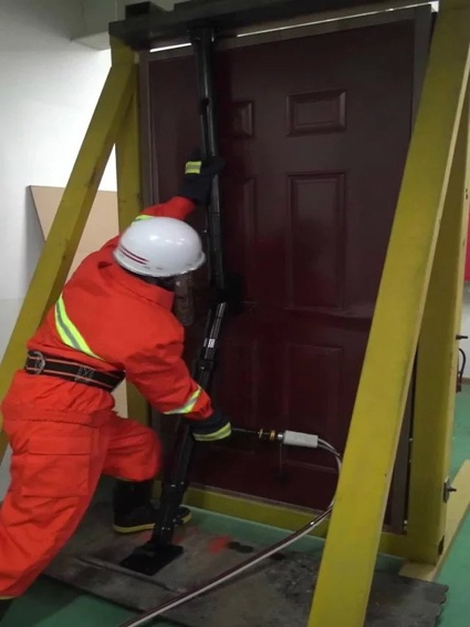 一款可以同時打開內(nèi)開門和外開門的破門神器！