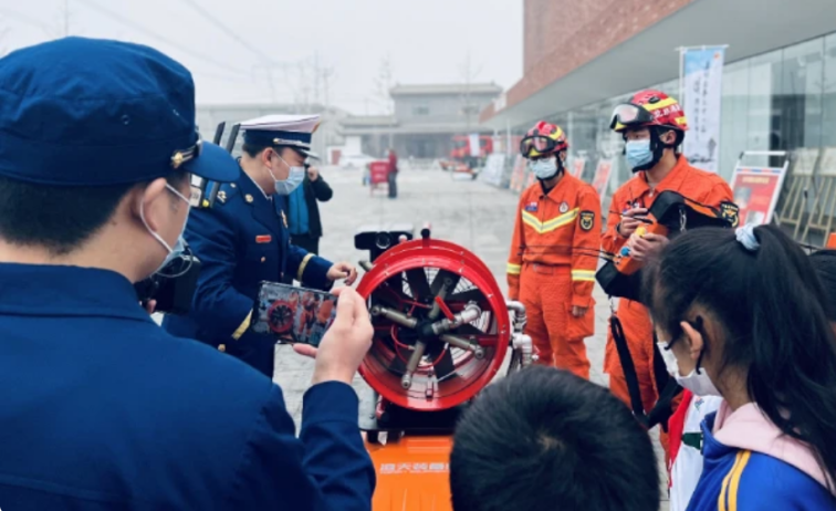 1694398923803102.png 1.RXR-MC80BD 防爆消防滅火偵察機(jī)器人(輕型)2021.11通州消防支隊宋莊119演練1(1).png