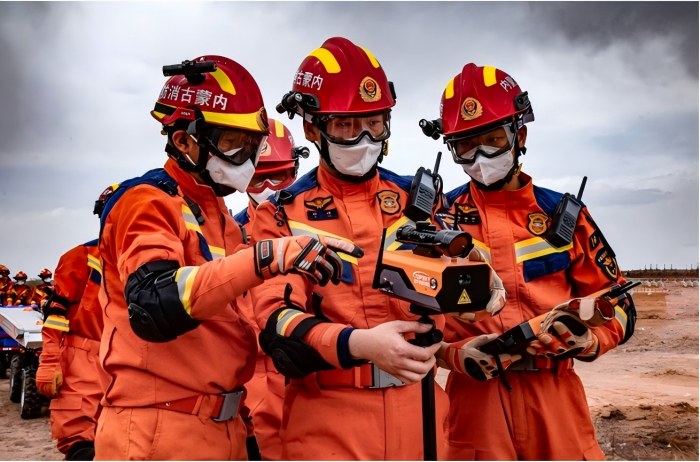 1757043610231561.jpg 內(nèi)蒙古消防開展“北疆藍光·2025”全區(qū)消防救援隊伍地震災(zāi)害救援實戰(zhàn)拉動演練.jpg